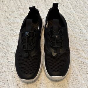 Women’s Size 7 Rugged Shark Mesh Water Shoes